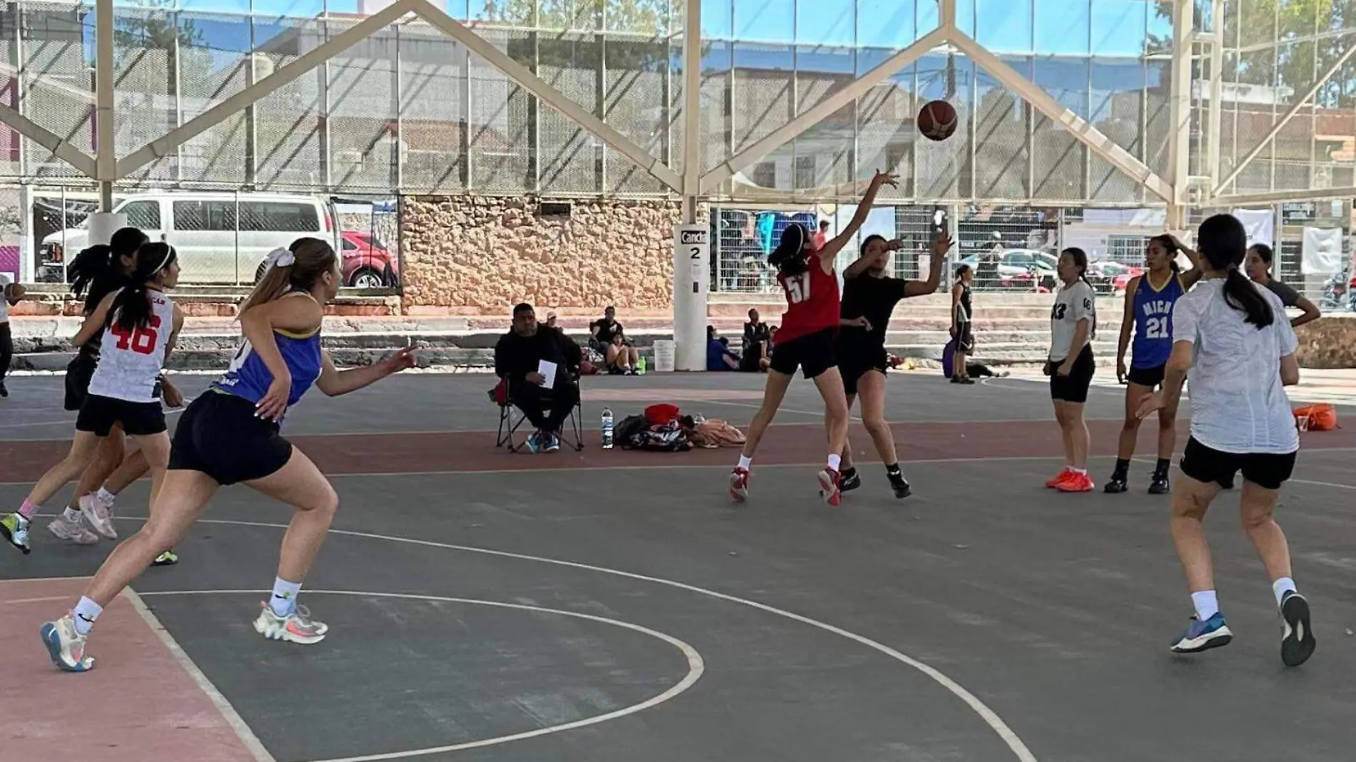 Mujeres jugando básquetbol